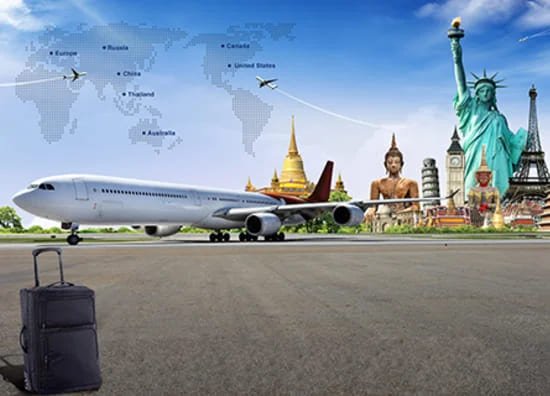 世界の名所と飛行機を描いた旅行テーマのイラスト。